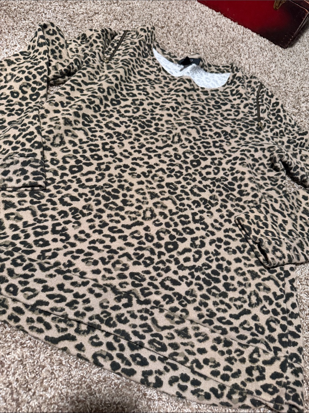 Forever 21 cheetah print sweatshirt w/zipper cold shoulder accents (L)
